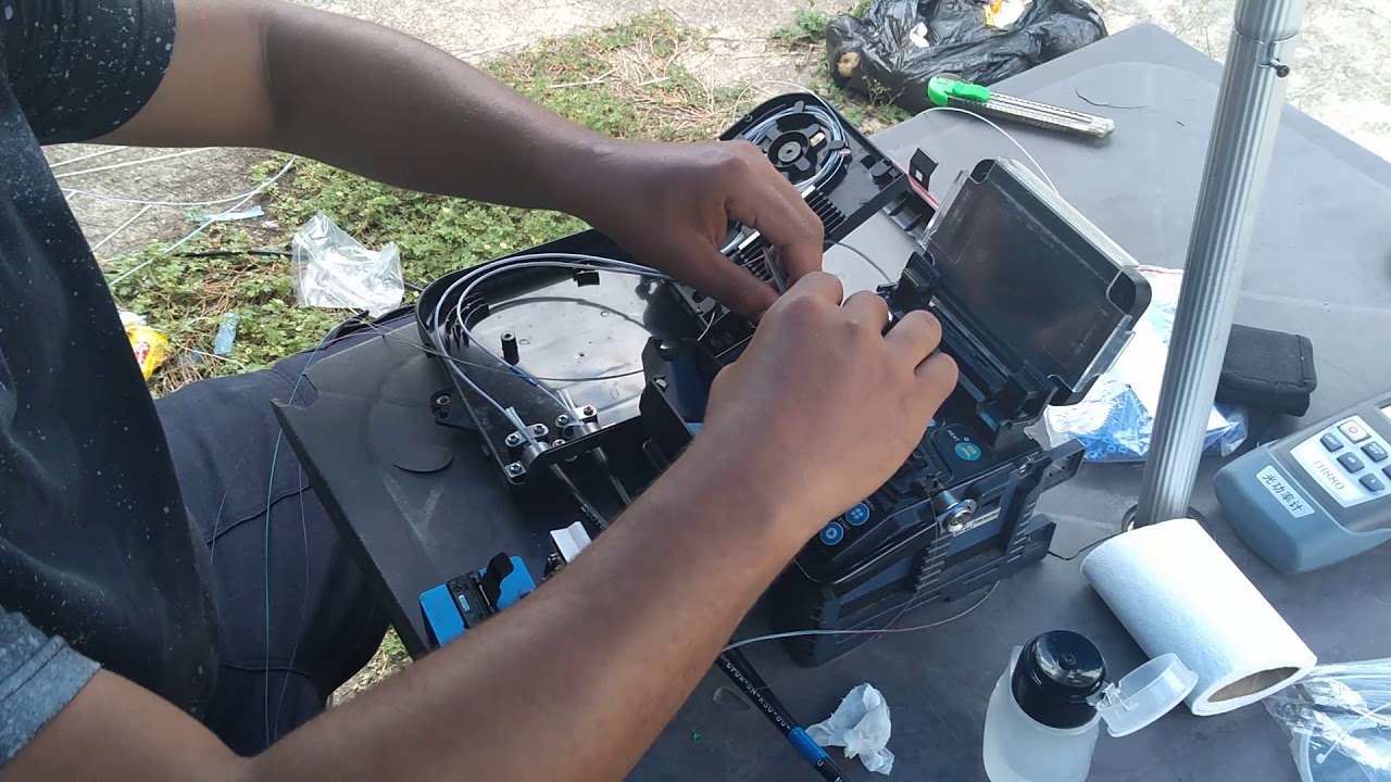 Equipamento e ferramentas utilizados no trabalho com fibra óptica