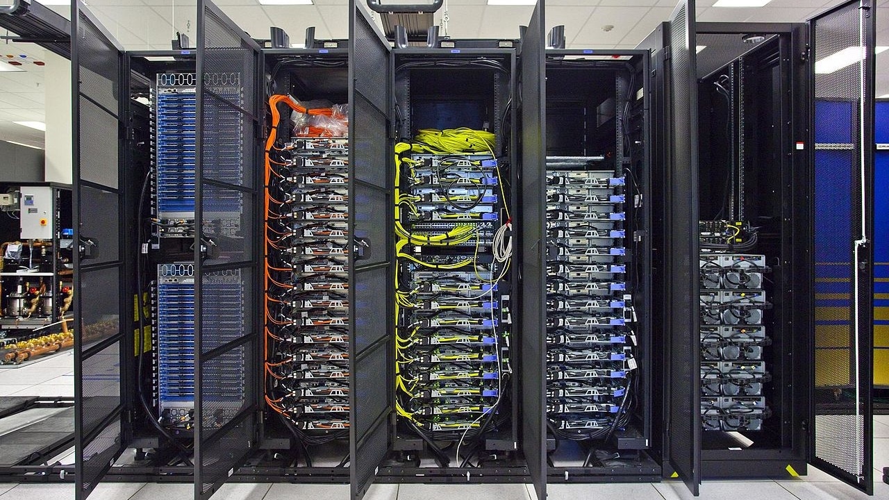 Racks de servidores dedicados e cabeamento em ambiente de infraestrutura de TI