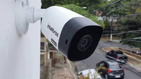 Câmera IP de segurança instalada em fachada empresarial