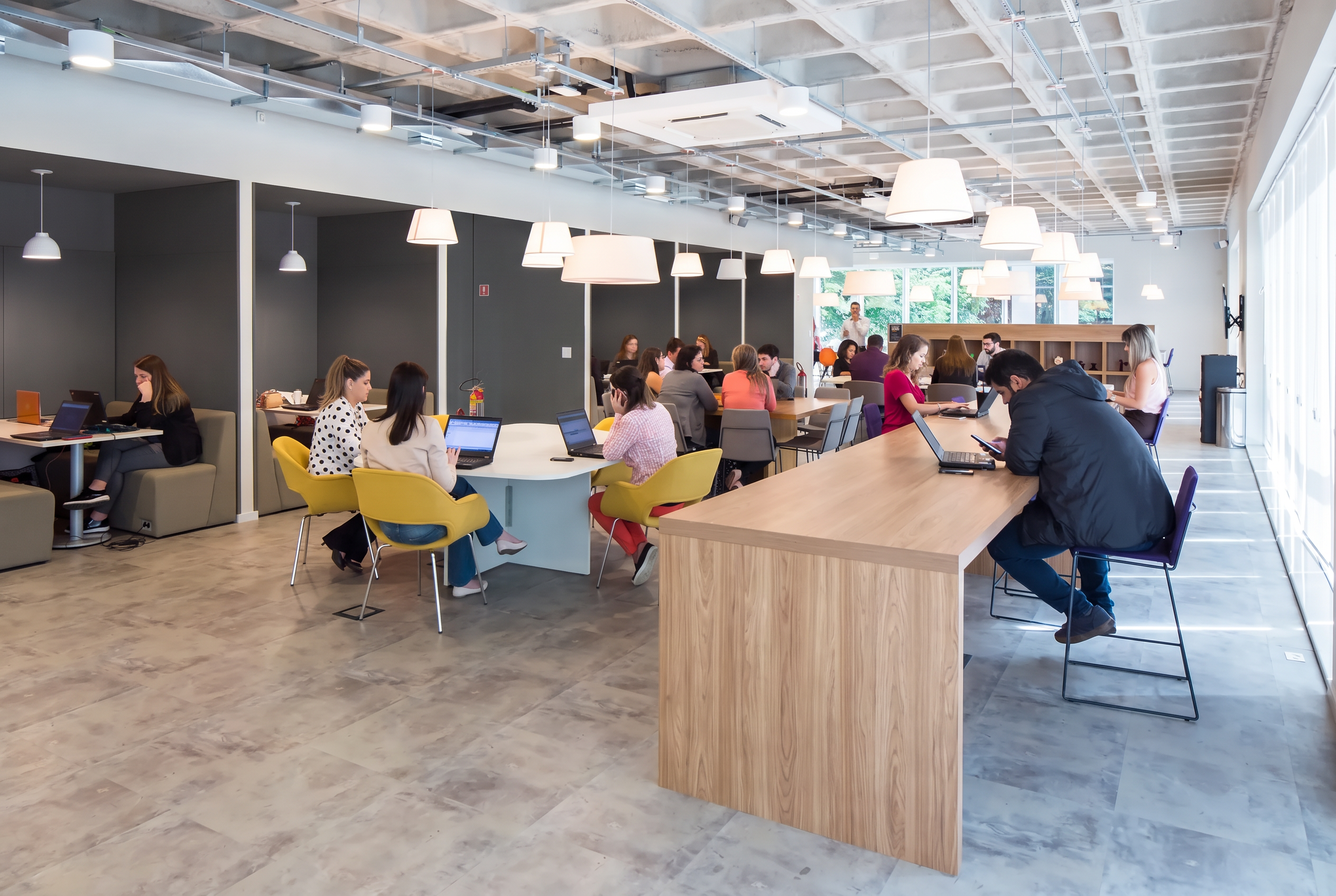 Equipe trabalhando em um ambiente corporativo moderno
